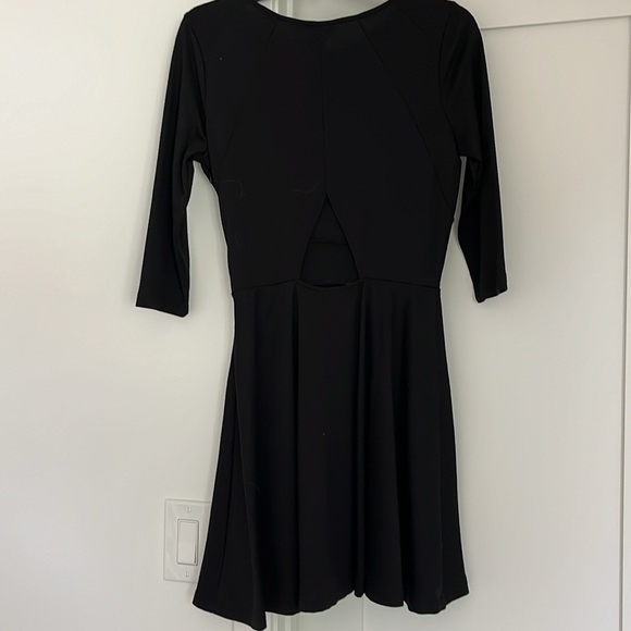 Classic, black dress with cutout. Size 4 - Picture 2 of 3